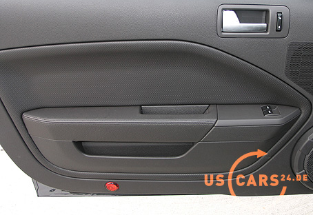 2007 FORD MUSTANG --- Lederbezogene Armlehnen in den T&uuml;rverkleidungen