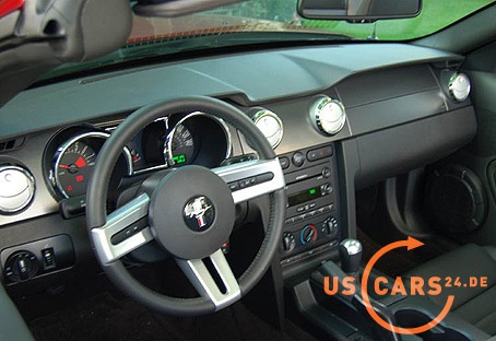 2007 FORD MUSTANG --- Rauchfarbende Armaturenbrett-Verkleidung beim "Interior Upgrade Paket"