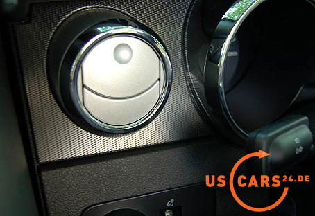 2007 FORD MUSTANG --- Rauchfarbende Armaturenbrett-Verkleidung beim "Interior Upgrade Paket"